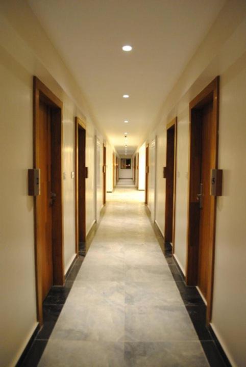 Hotel Landmark Ratnāgiri Buitenkant foto