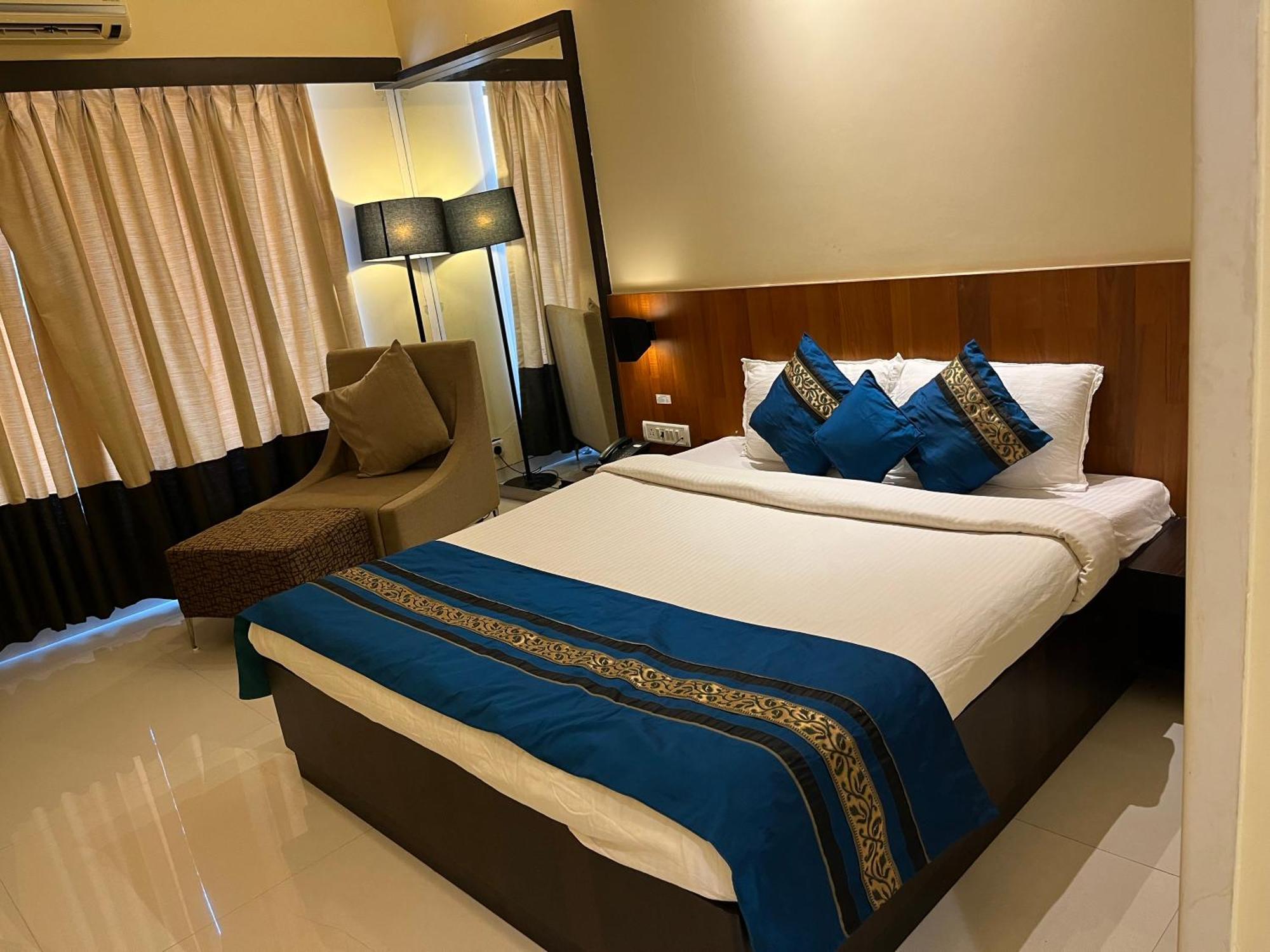 Hotel Landmark Ratnāgiri Buitenkant foto