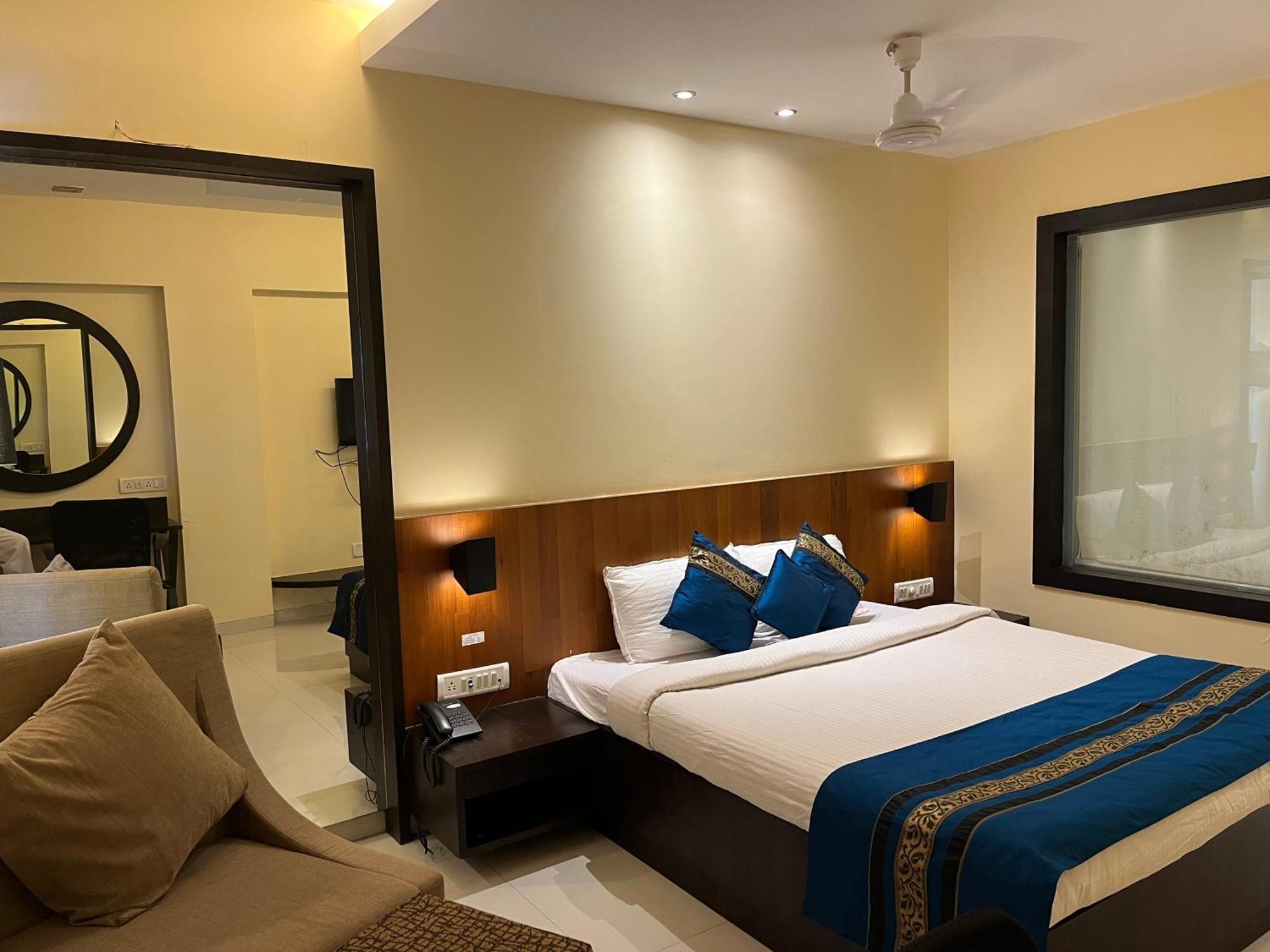 Hotel Landmark Ratnāgiri Buitenkant foto