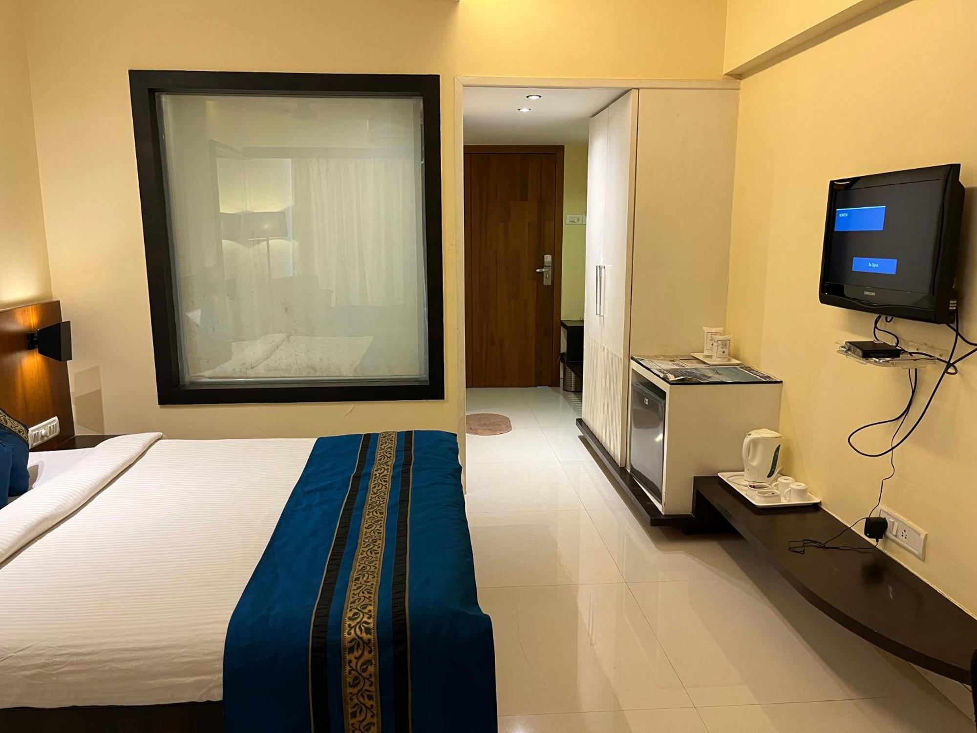Hotel Landmark Ratnāgiri Buitenkant foto