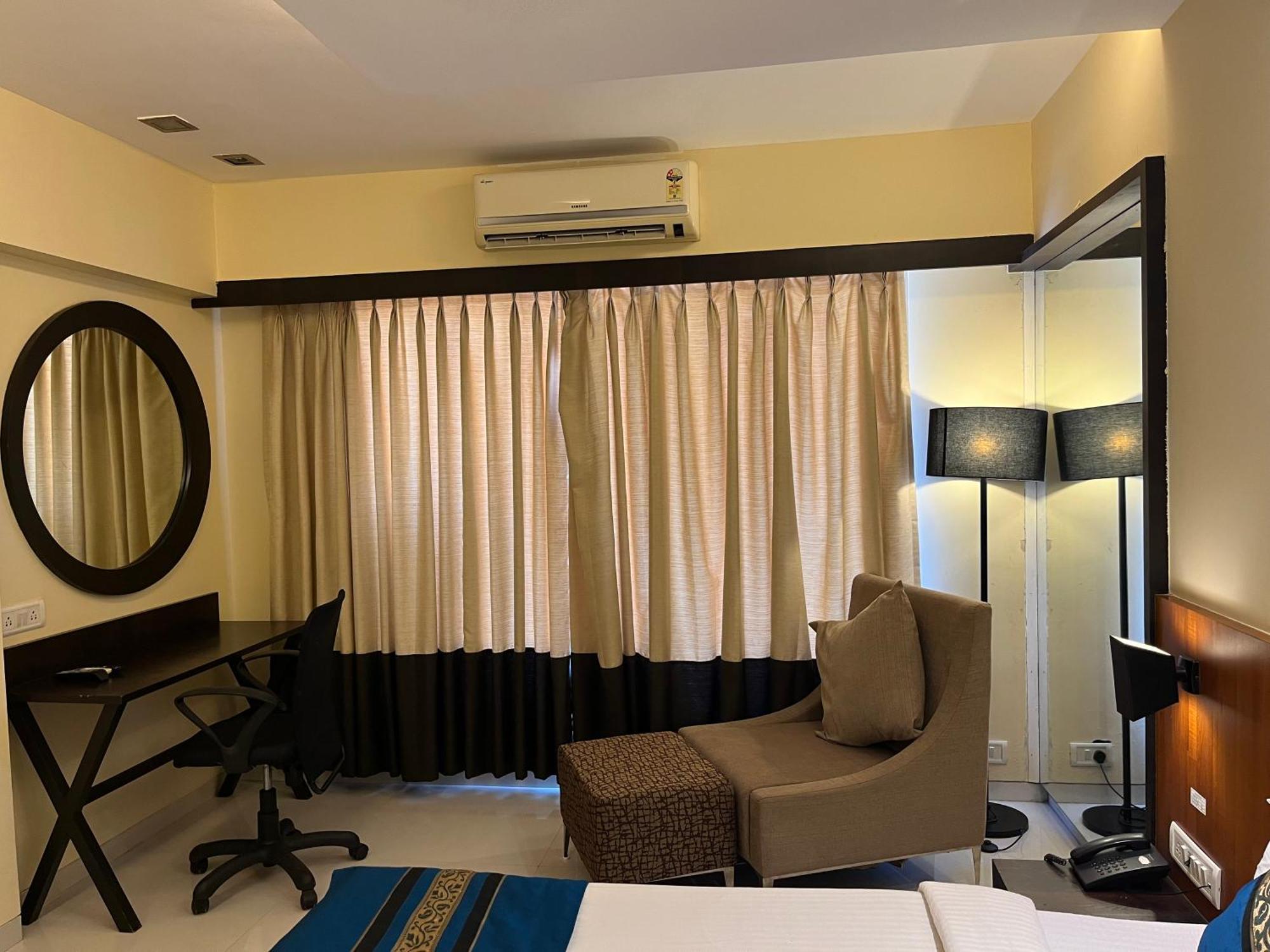 Hotel Landmark Ratnāgiri Buitenkant foto