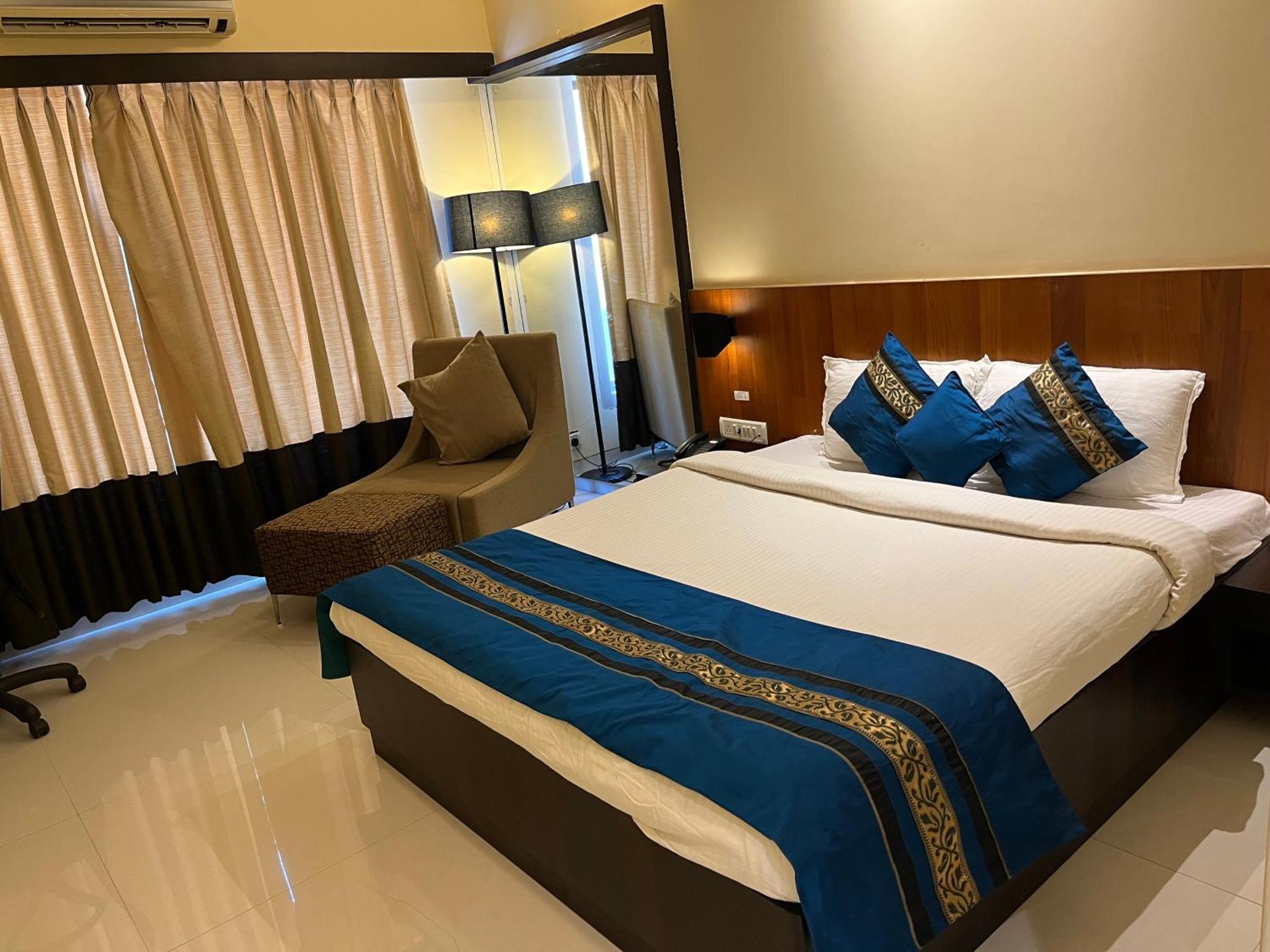 Hotel Landmark Ratnāgiri Buitenkant foto