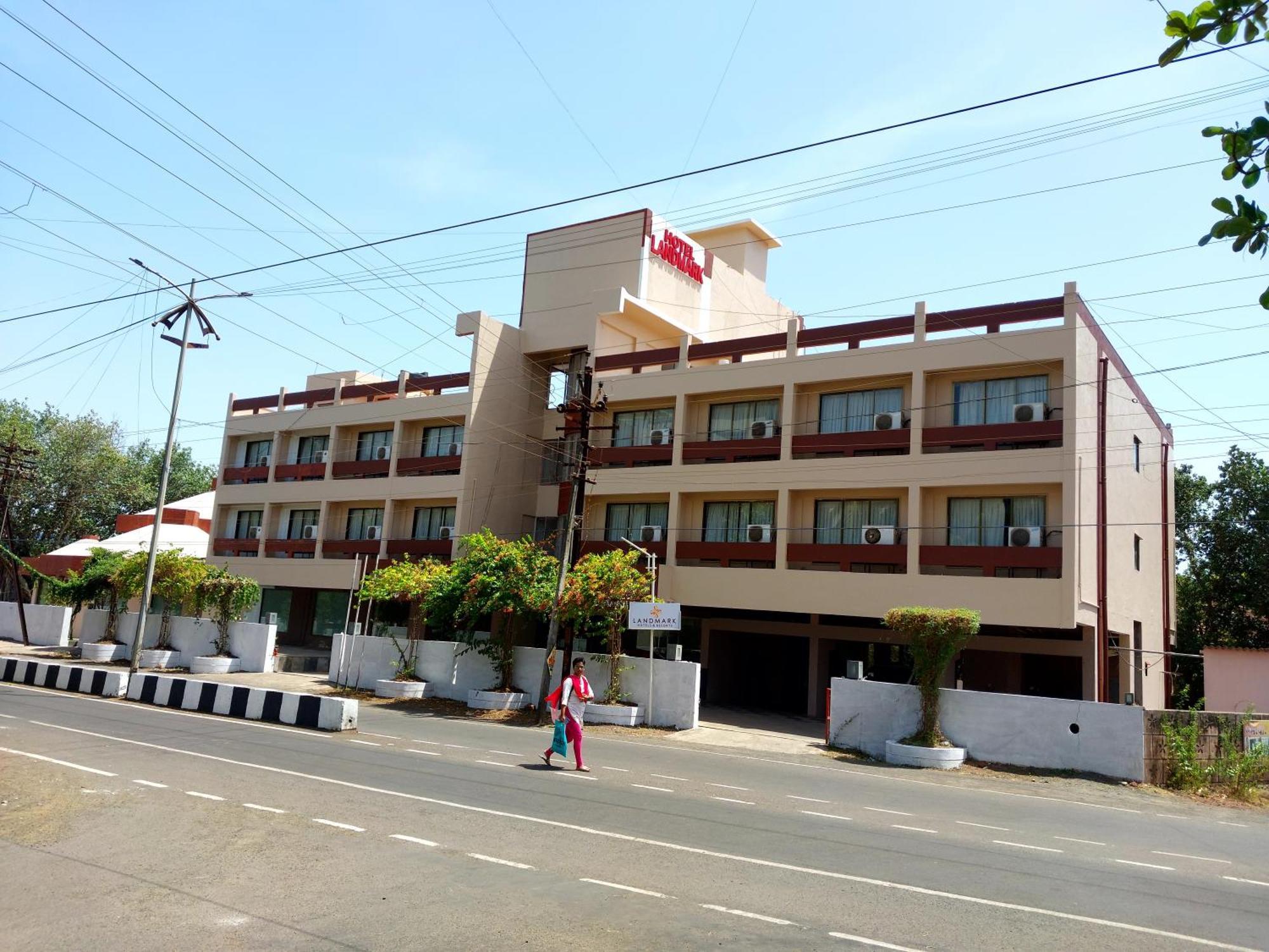 Hotel Landmark Ratnāgiri Buitenkant foto