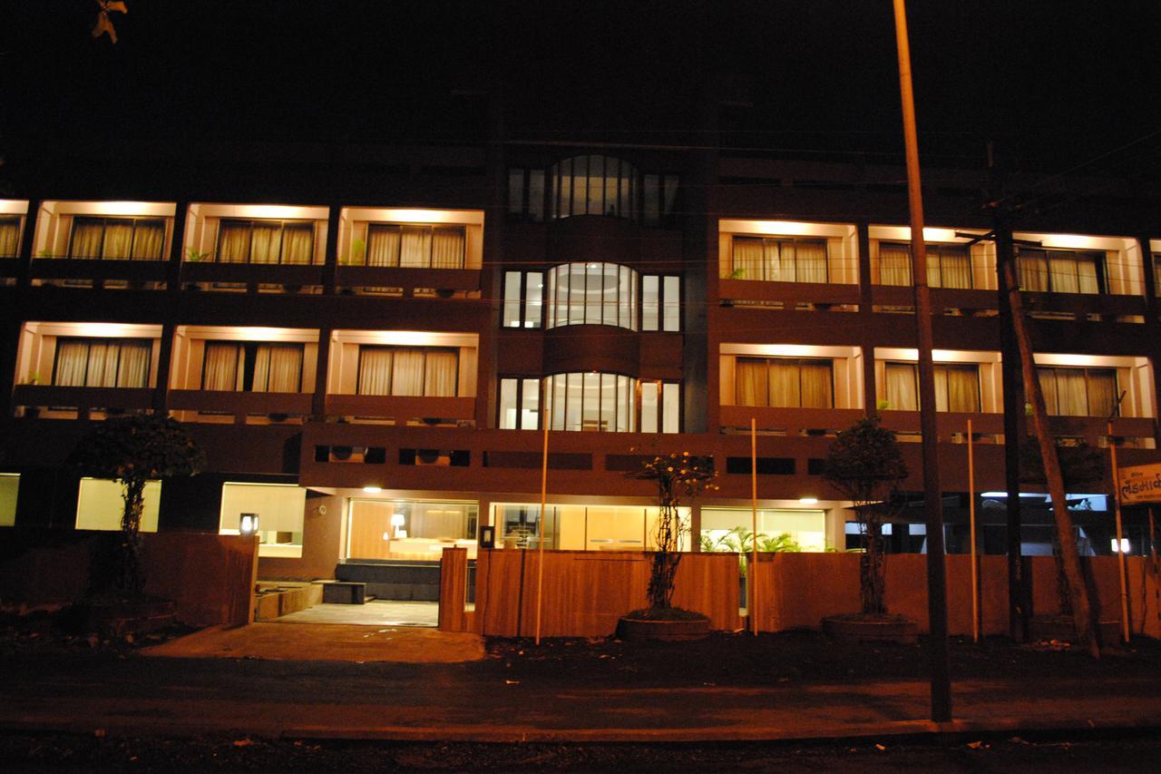 Hotel Landmark Ratnāgiri Buitenkant foto