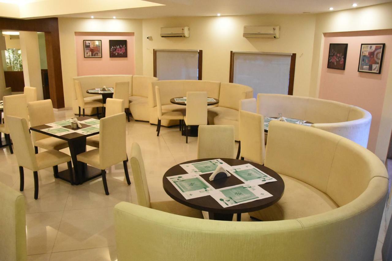 Hotel Landmark Ratnāgiri Buitenkant foto