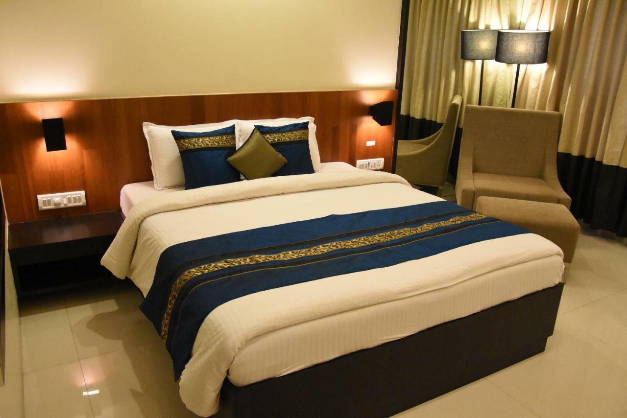 Hotel Landmark Ratnāgiri Buitenkant foto