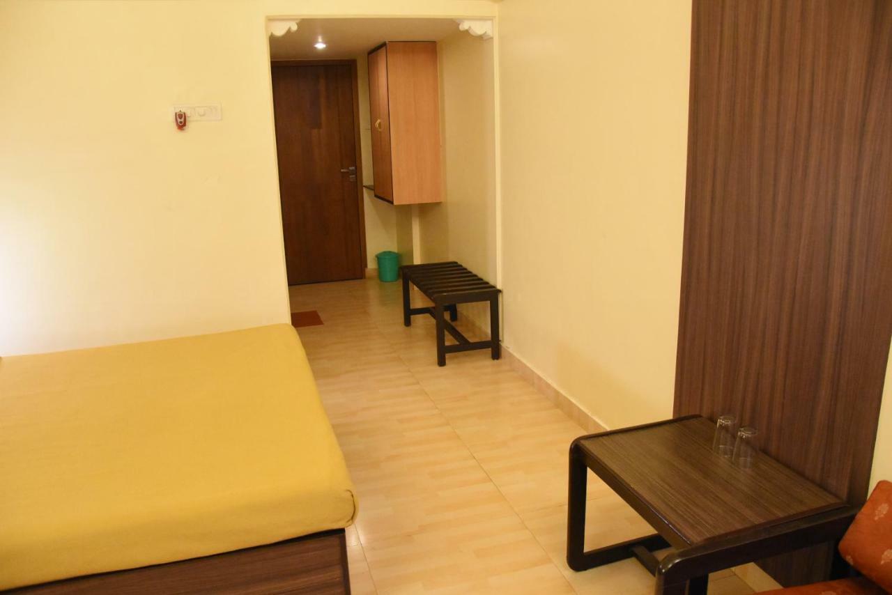 Hotel Landmark Ratnāgiri Buitenkant foto