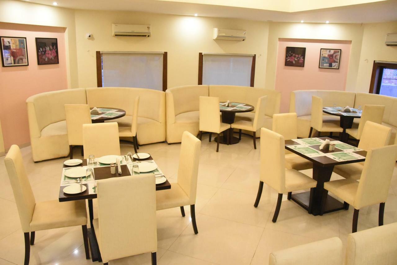 Hotel Landmark Ratnāgiri Buitenkant foto