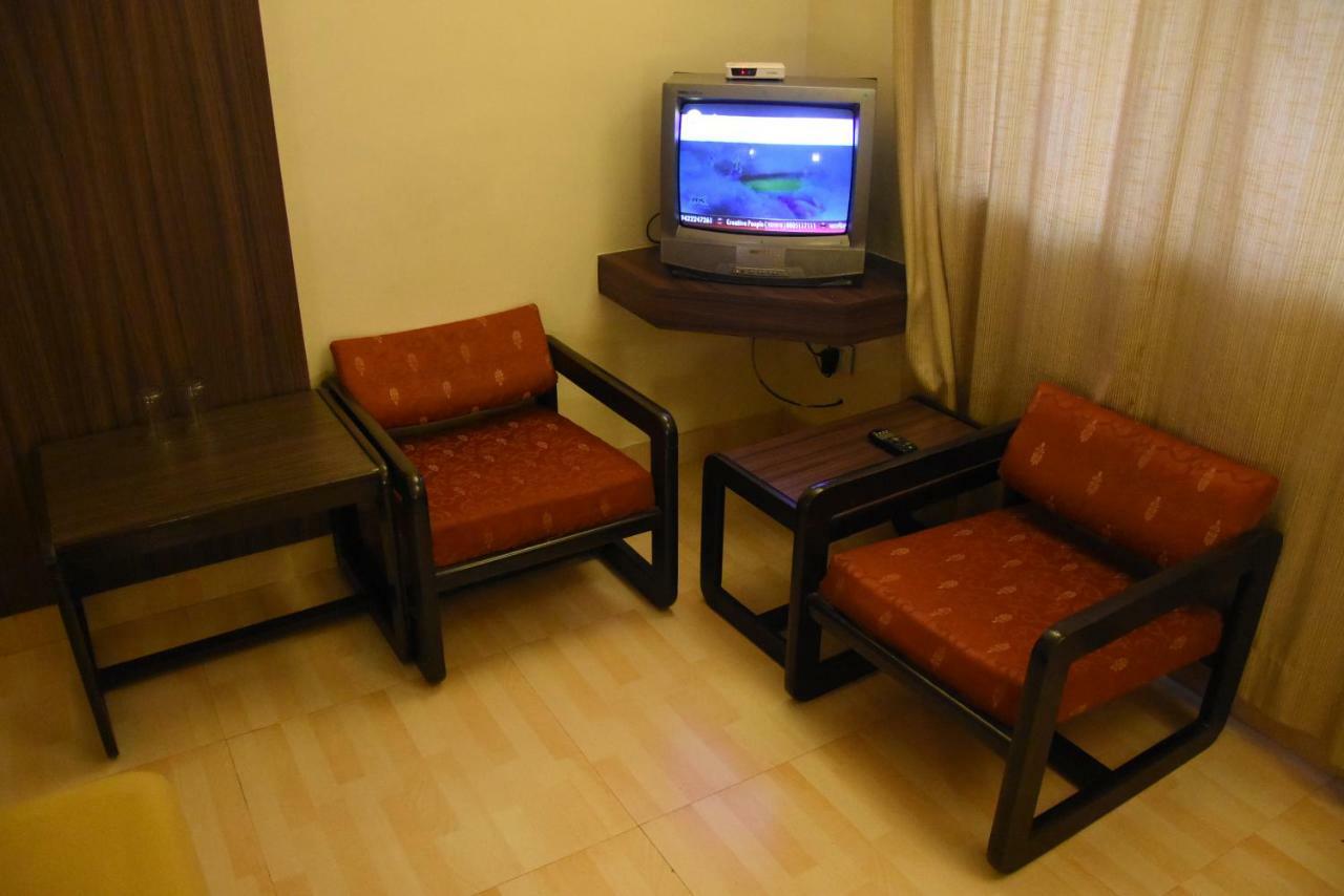 Hotel Landmark Ratnāgiri Buitenkant foto