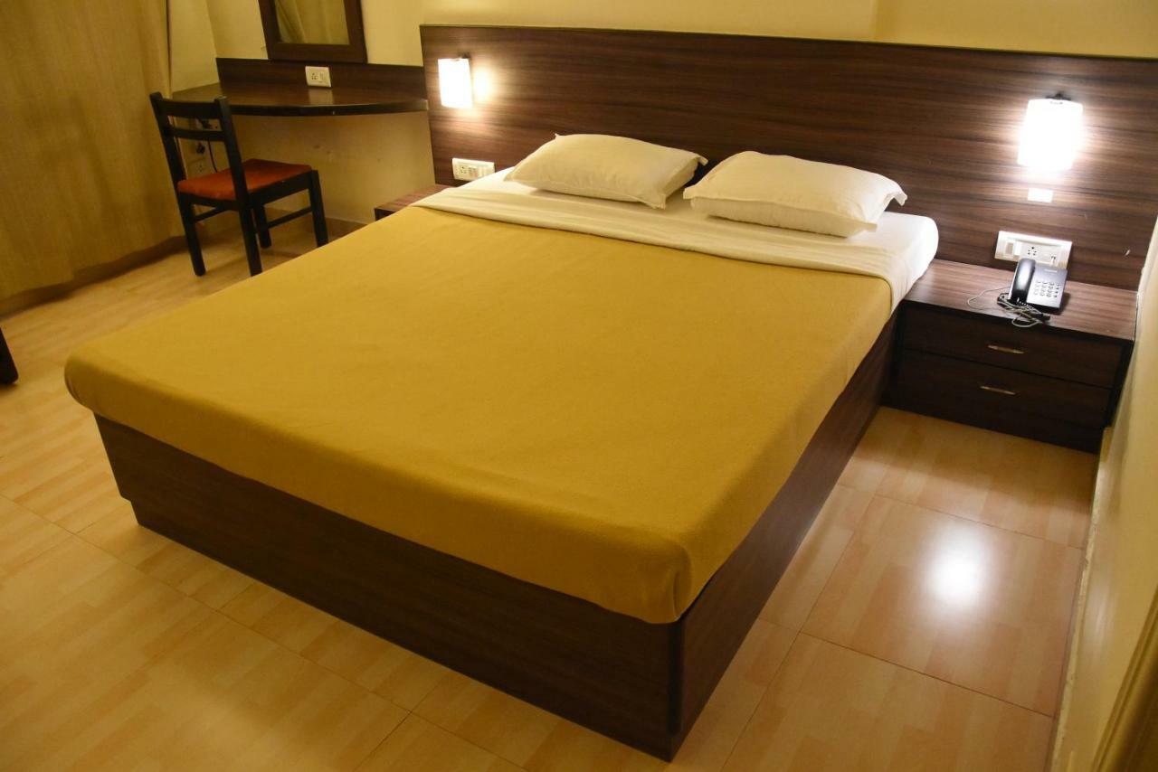Hotel Landmark Ratnāgiri Buitenkant foto